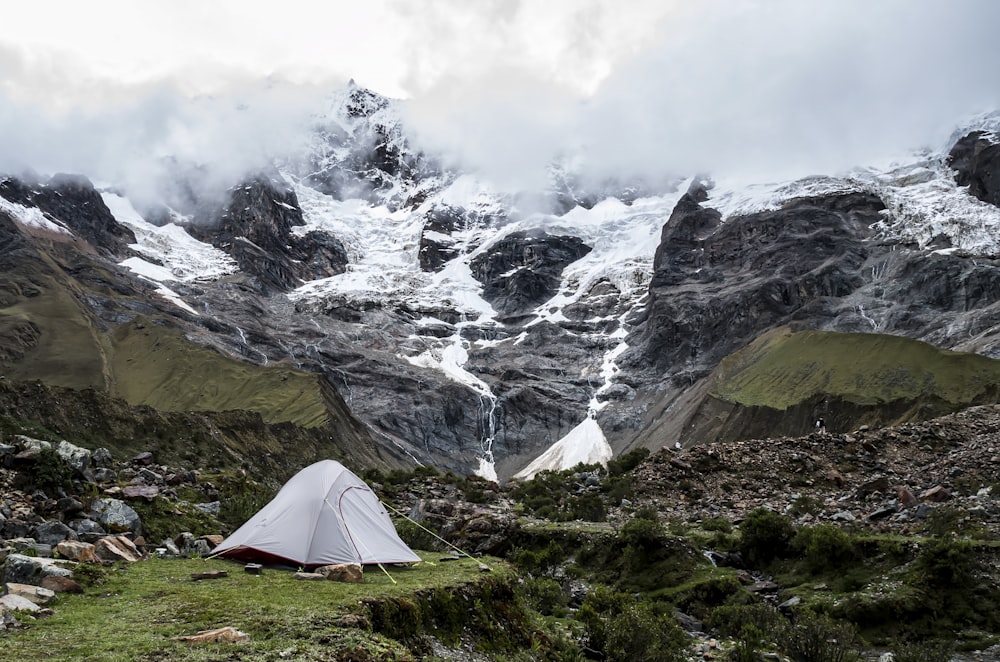 tenda a cupola grigia vicino alla montagna durante il giorno