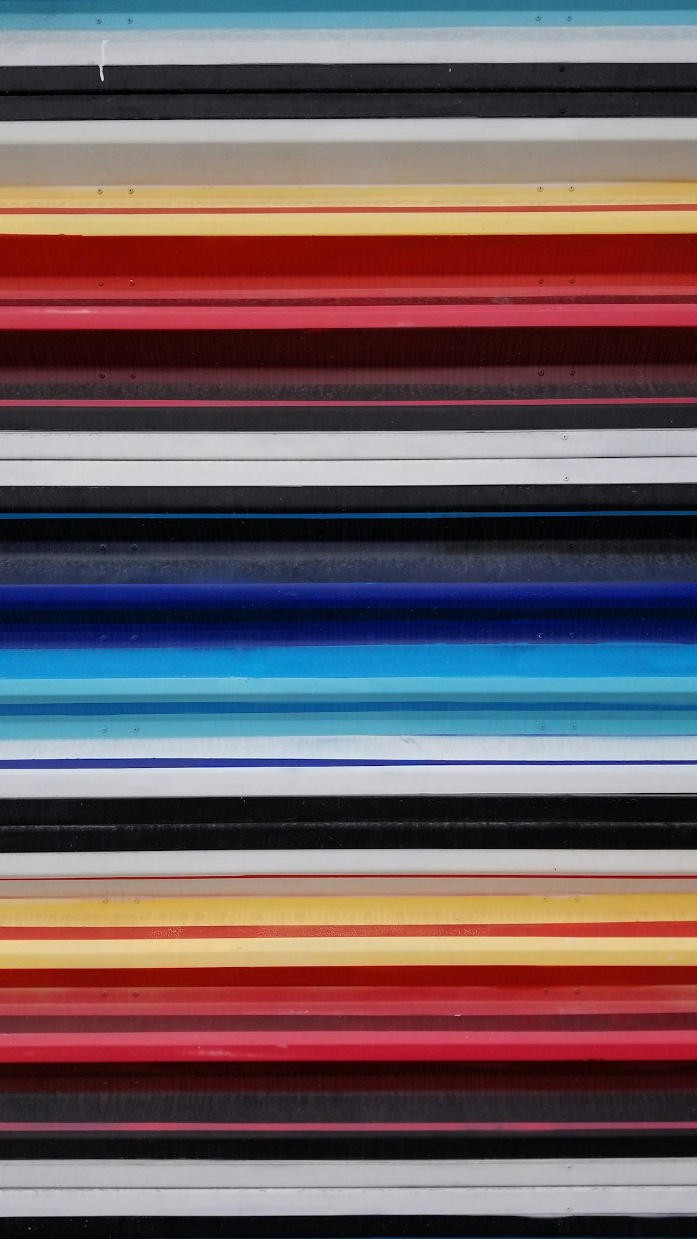 Un primo piano di una carta da parati a righe multicolore