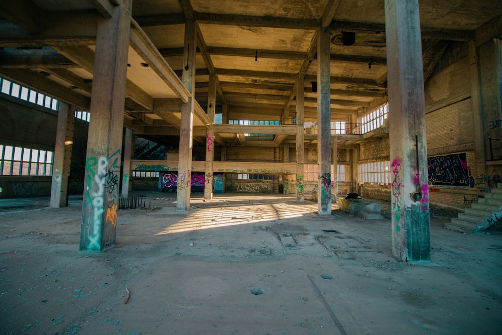 Interior de un edificio de hormigón vacío durante el día