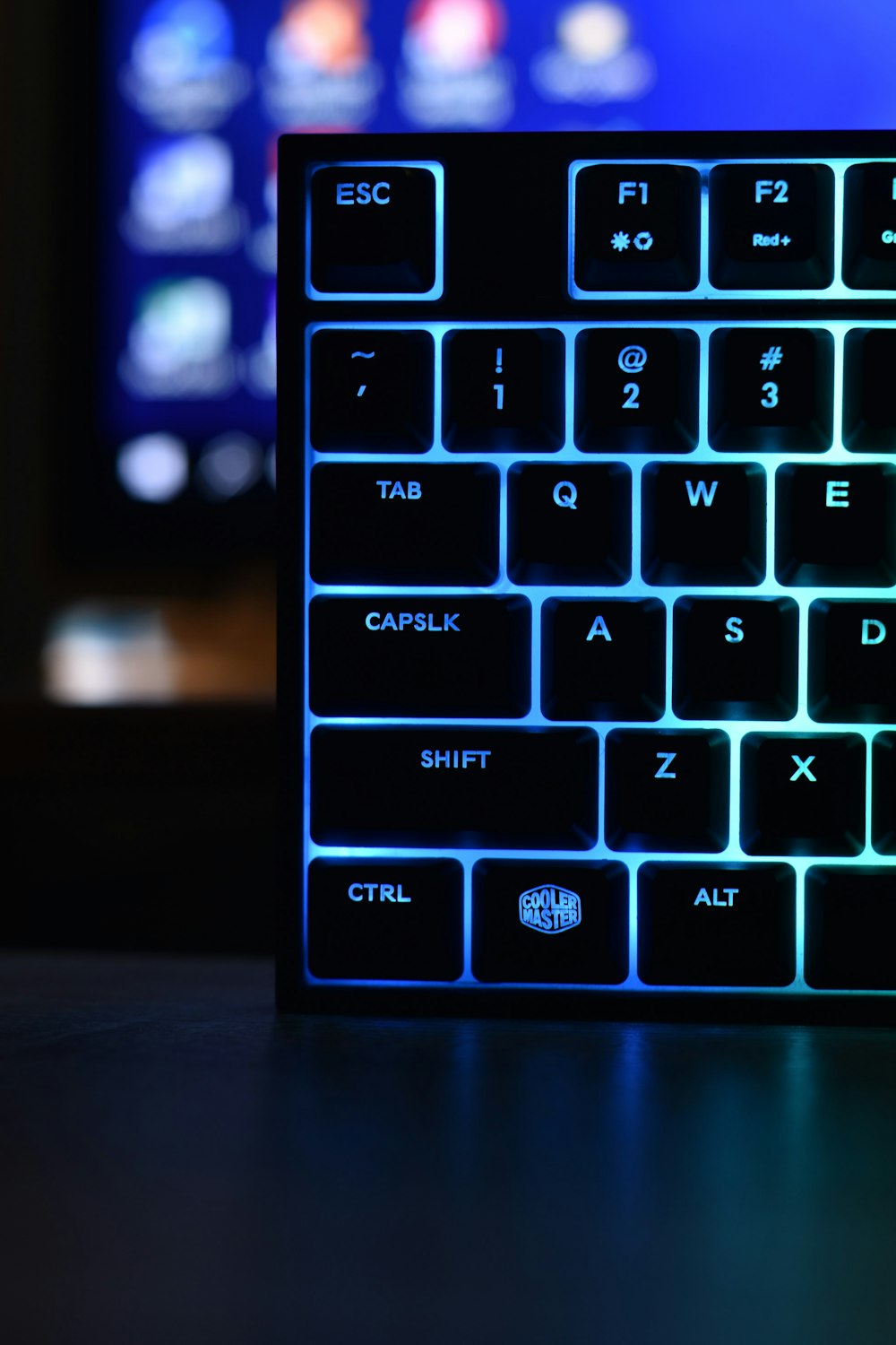 clavier d’ordinateur noir et bleu