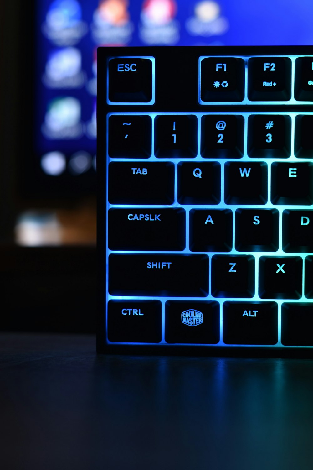 schwarze und blaue Computertastatur