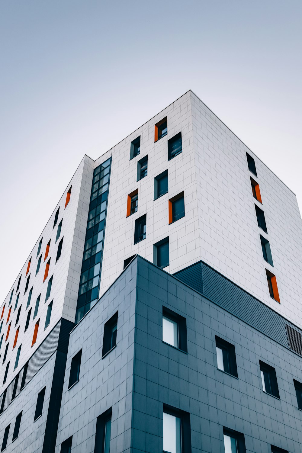 Edificio blu e bianco attraverso il cielo