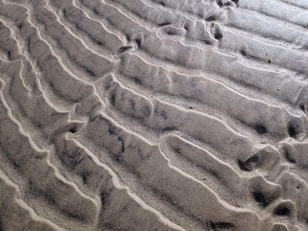 Eine Nahaufnahme von Sand mit Wellenlinien