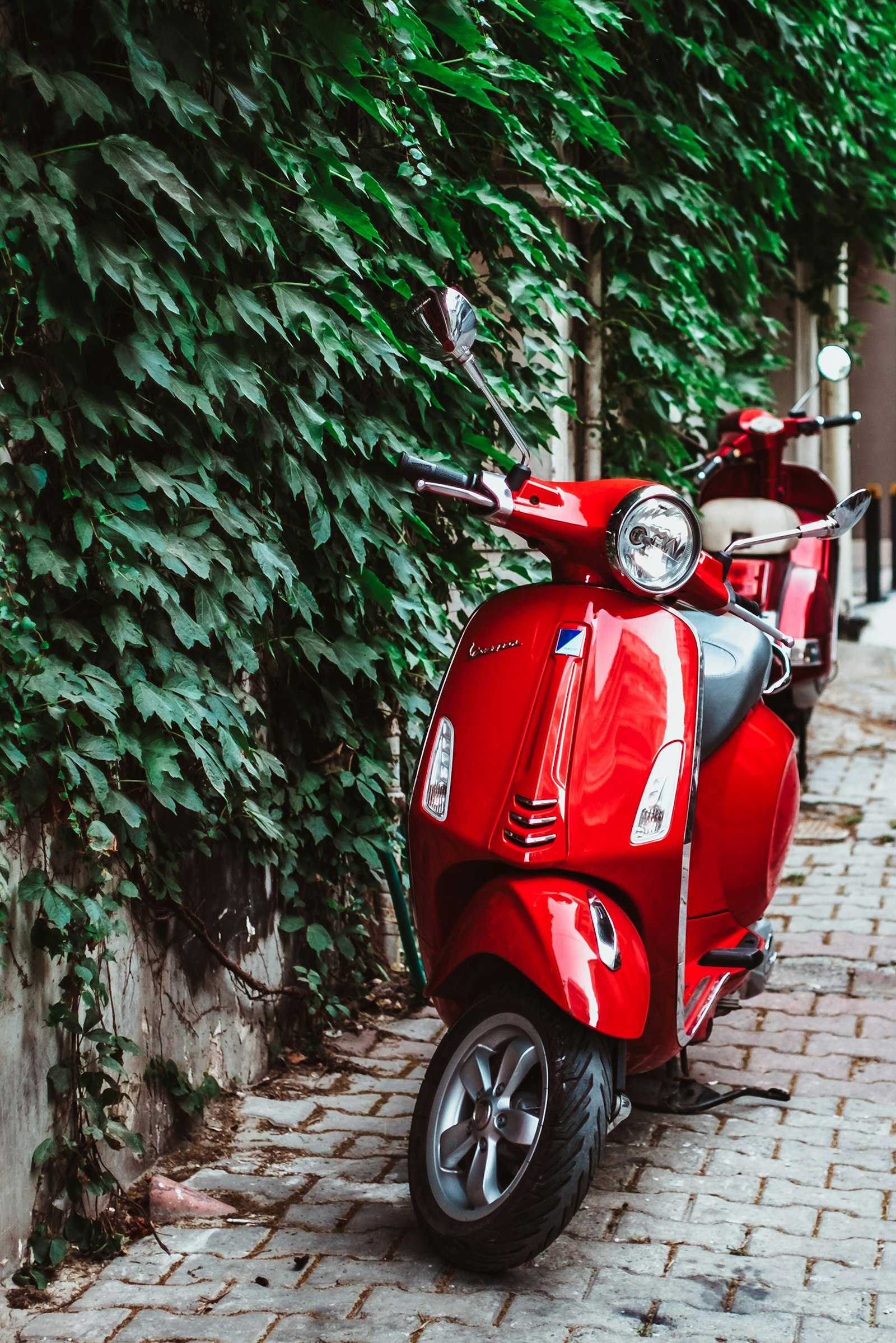 Fujifilm X-T10 + ZEISS Touit 32mm F1.8 sample photo. Red automatic scooter photography