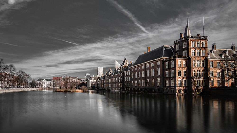 specchio d'acqua vicino all'edificio