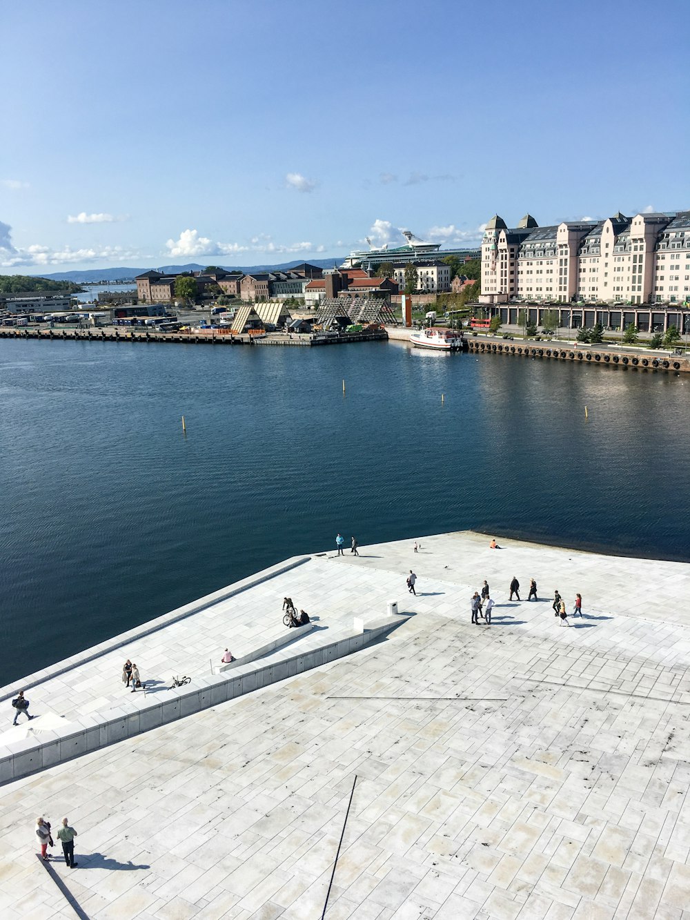 Photo aérienne d’un port en béton