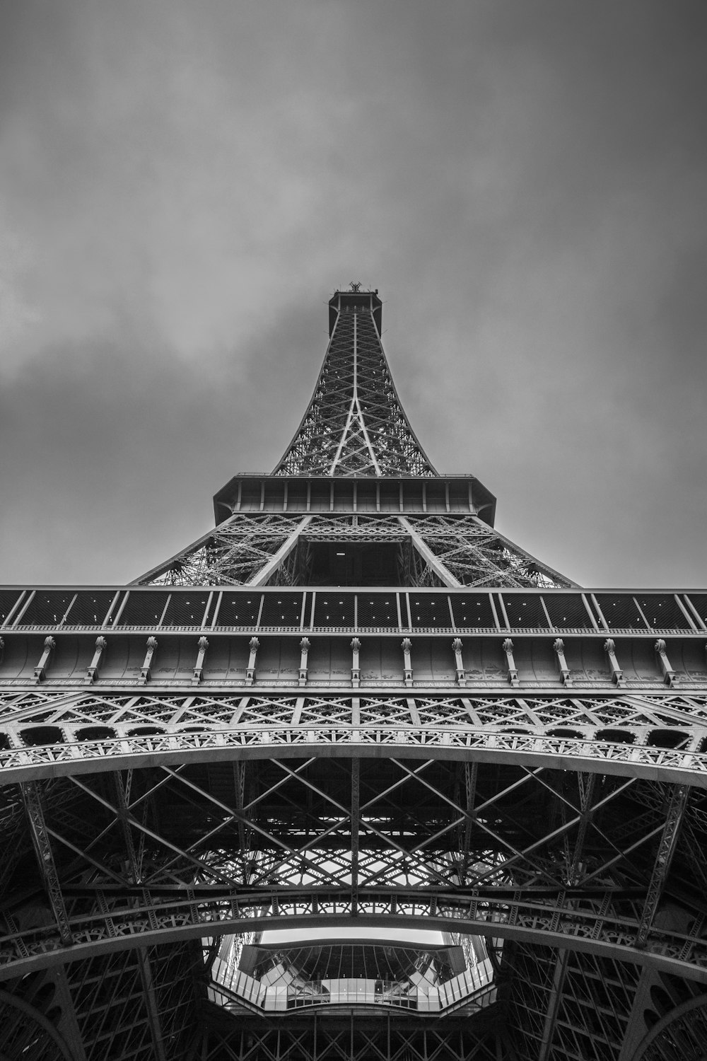 foto de baixo ângulo da torre Eiffel