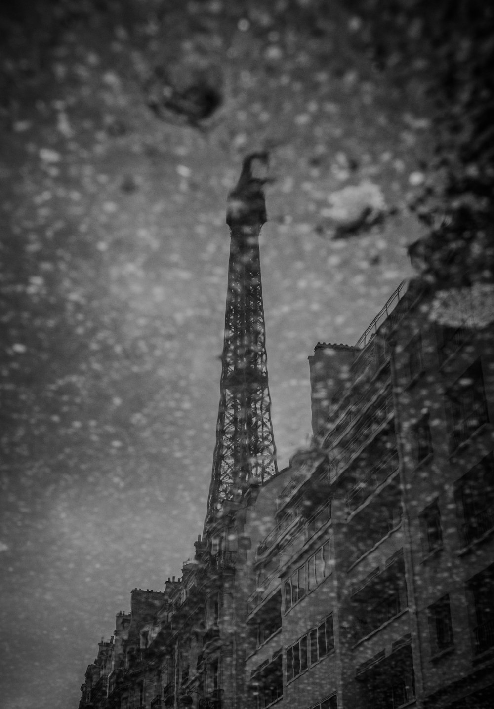 Une photo en noir et blanc de la Tour Eiffel