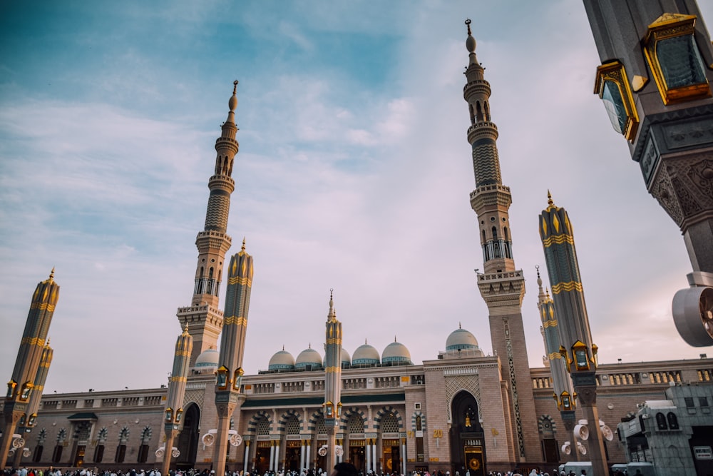 الكعبة والمسجد النبوى mecca& Al-Madina al Munawara | 18 best free building,  architecture, saudi arabia and mosque photos on Unsplash