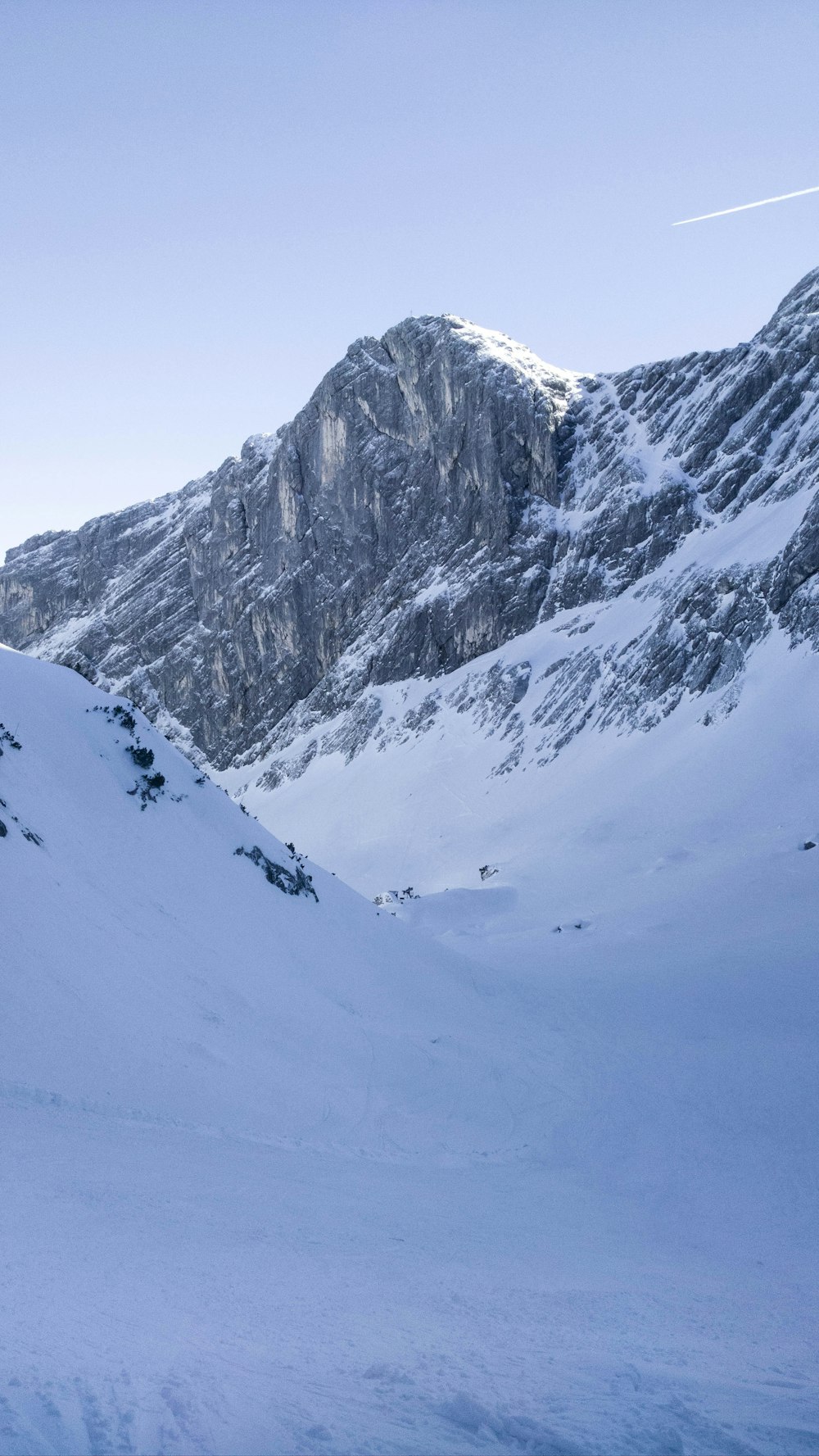 Montagne blanche à travers le ciel bleu