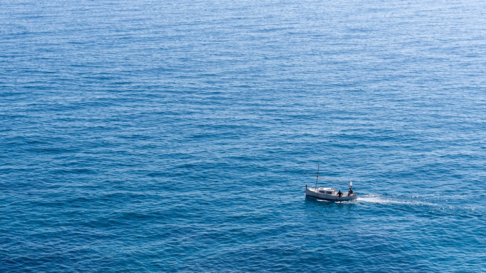 Barco en el cuerpo de agua