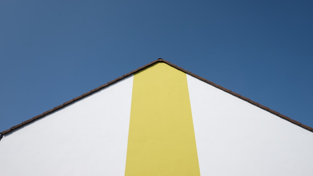 Gelbes und weißes Haus
