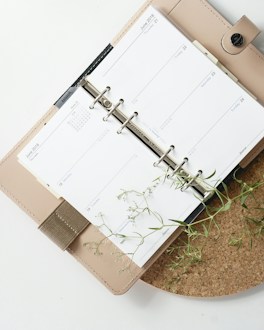 white and browm notebook von Renáta-Adrienn (https://unsplash.com/@bajkorenata)