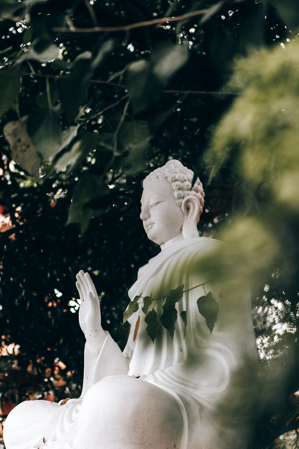 estatua blanca de Buda
