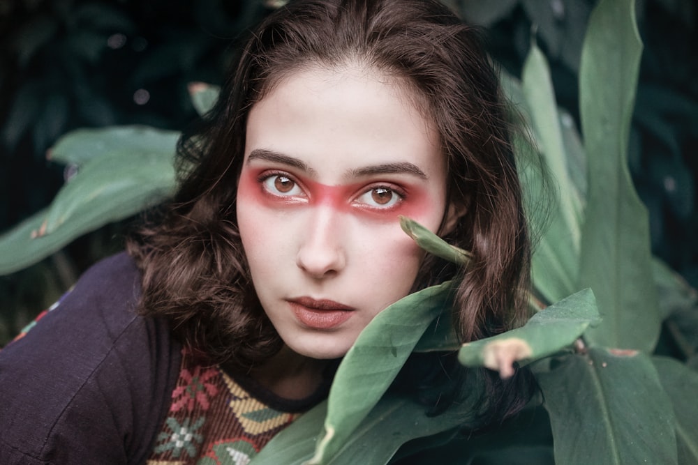 fotografía de enfoque selectivo de mujer rodeada de plantas