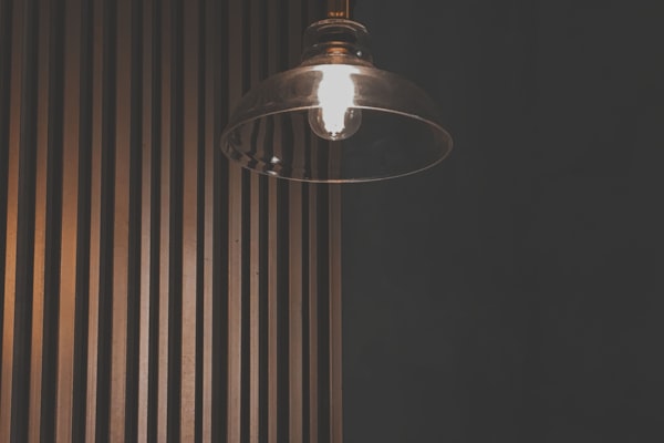 Lampă din sticlă transparentă într-un spațiu elegant