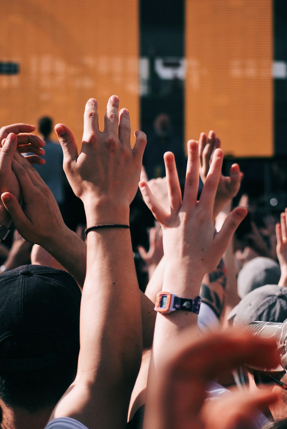 corona de personas levantando las manos