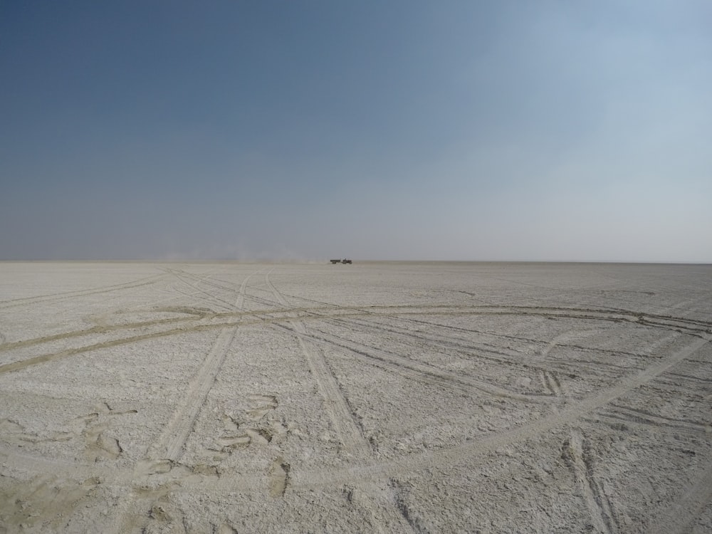 Rastreamento de veículos por toda a areia durante o dia