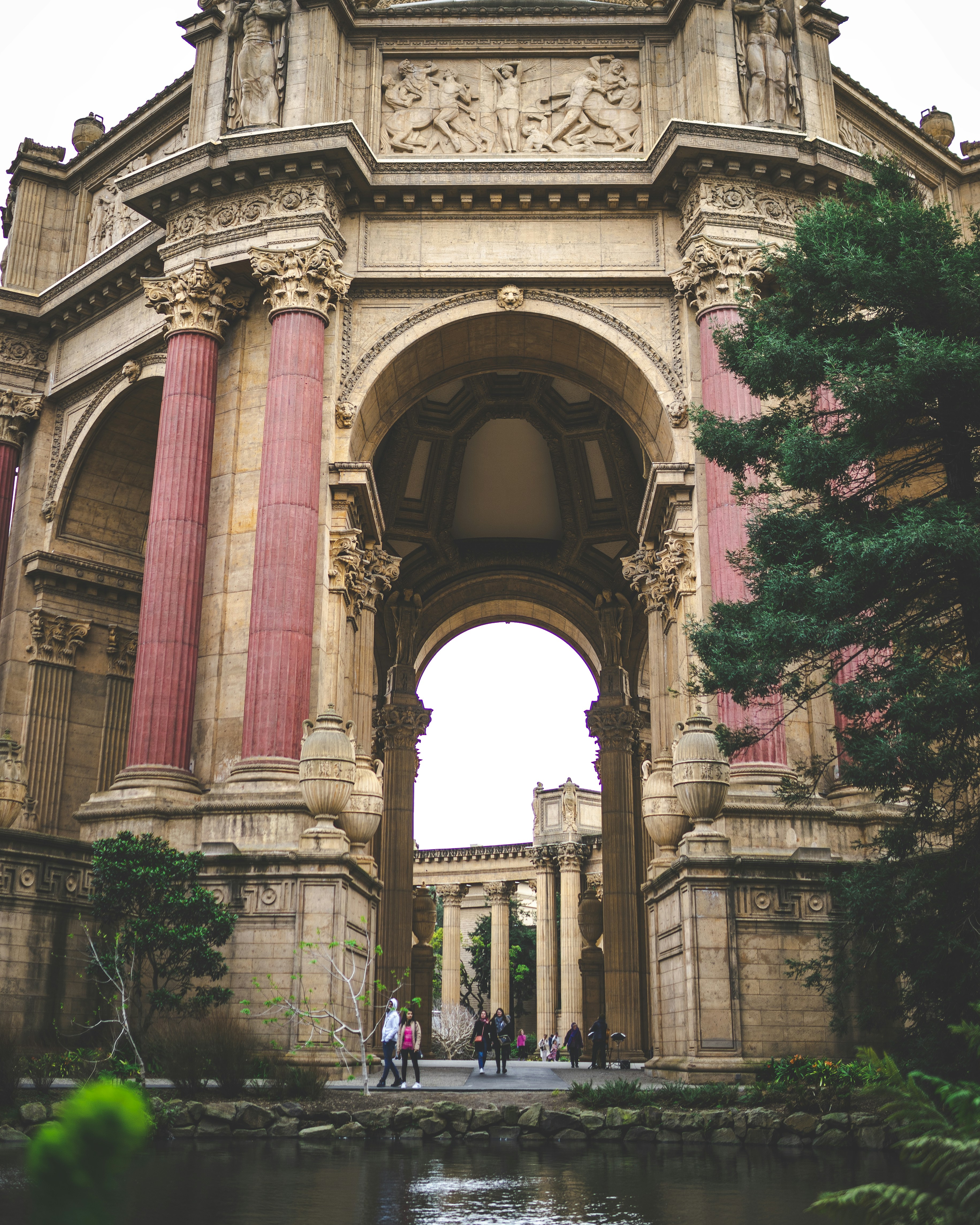 arco de concreto rosa e bege