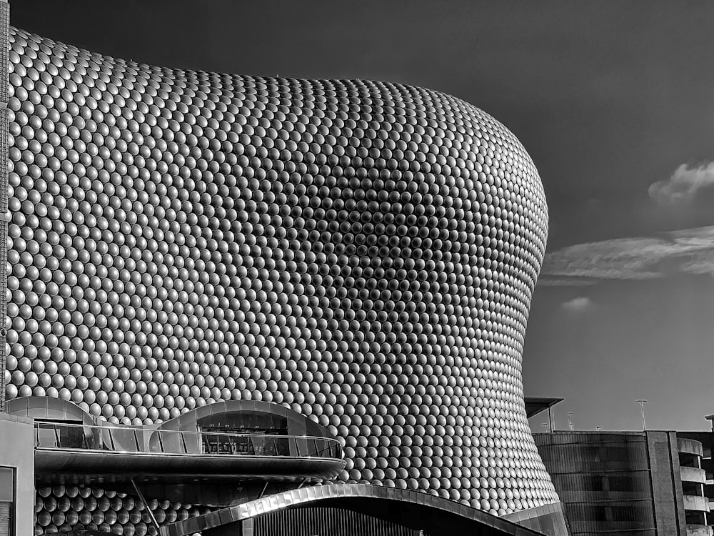 a black and white photo of a building