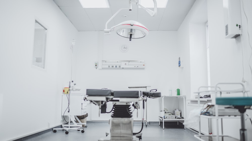 cama de hospital preto e branco no meio do edifício interior