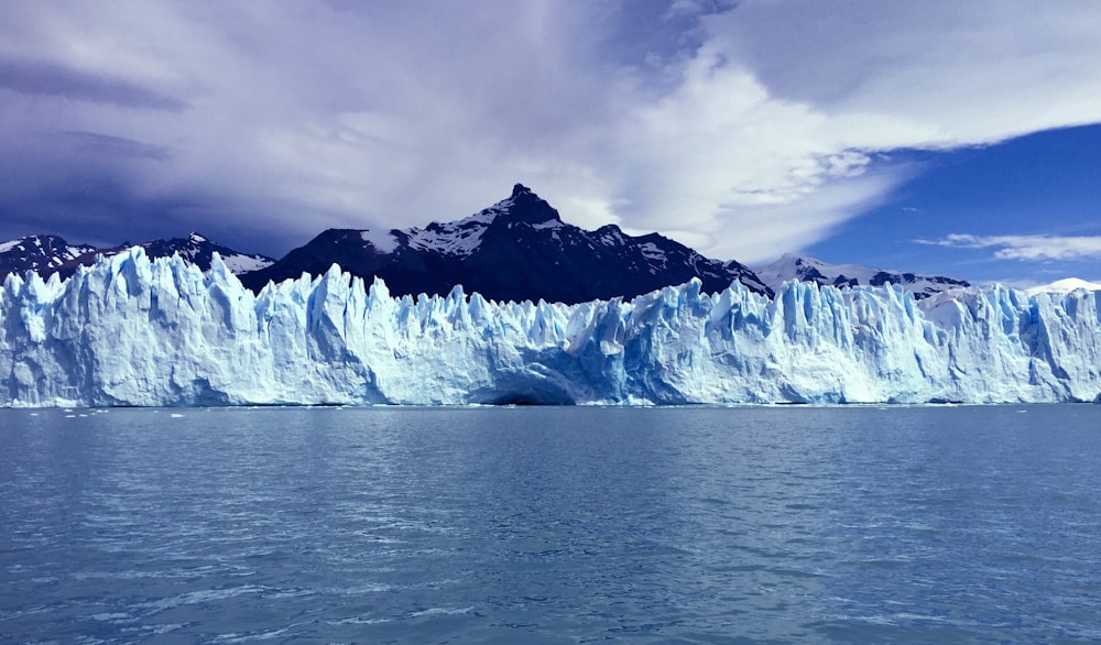 Muro di vista sull'oceano fatto di ghiaccio e montagna