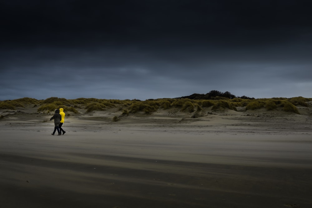 Включи dark beach. Черные Пески человек в желтой куртке.