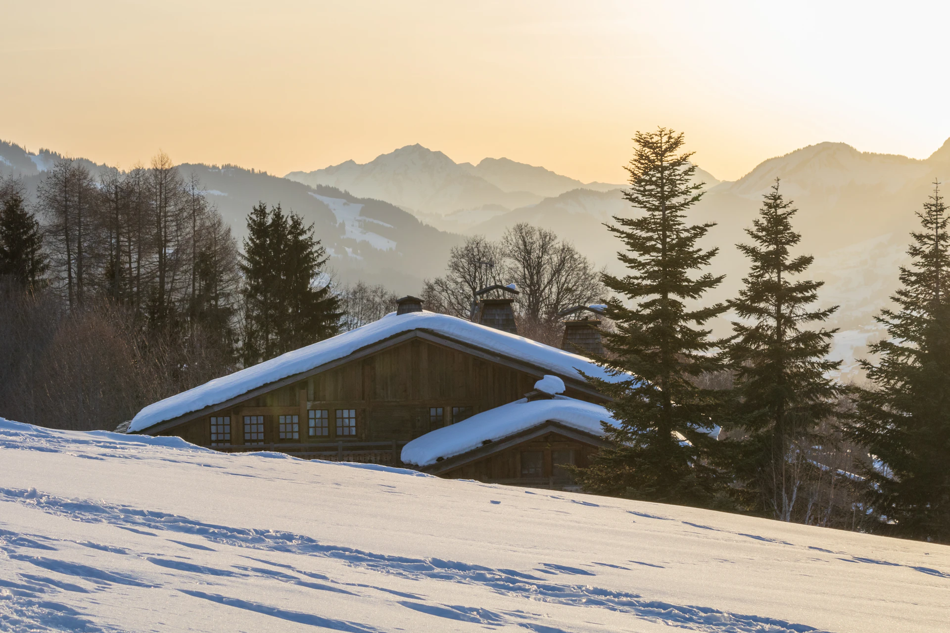 Chalet savoyard au coucher du soleil, terrasse plein sud