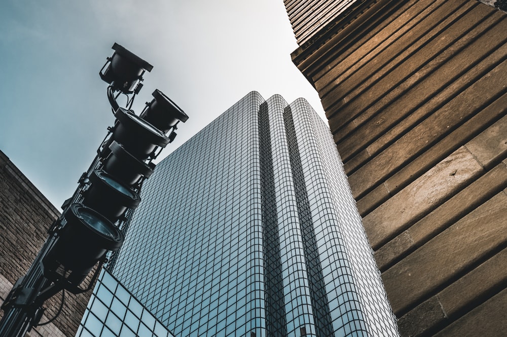 Fotografía de ángulo bajo de un edificio de gran altura durante el día