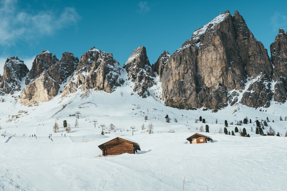 Braune Hütte umgeben von Schnee in der Nähe schneebedeckter Berge