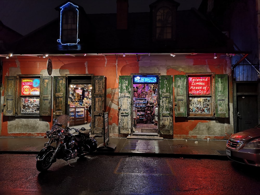 motocicleta estacionada al lado del edificio