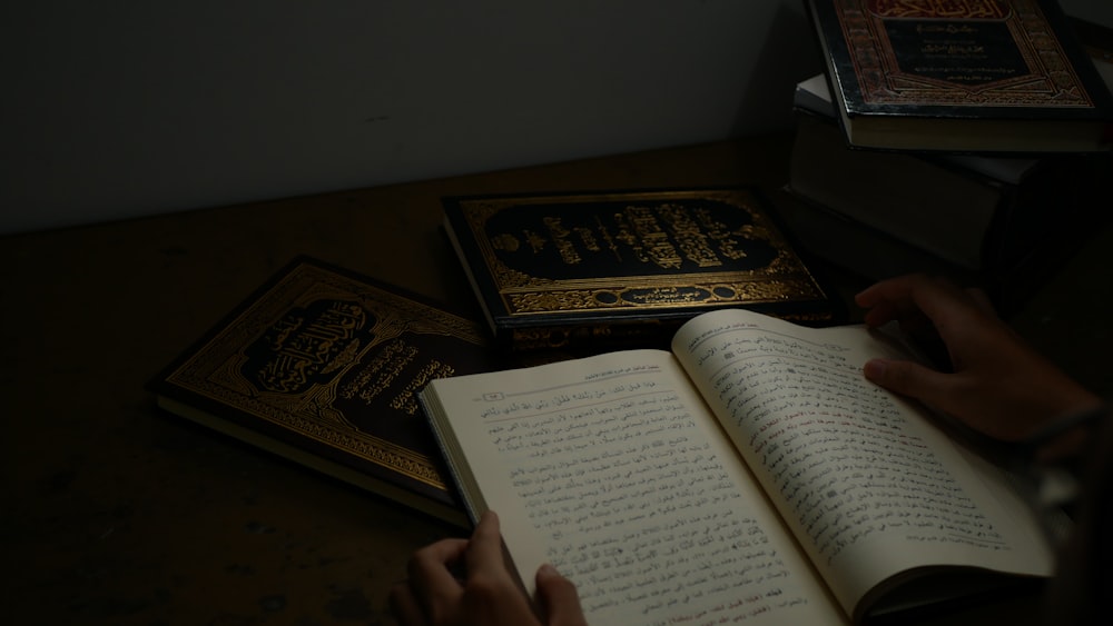 Person, die ein Koranbuch in der Hand hält
