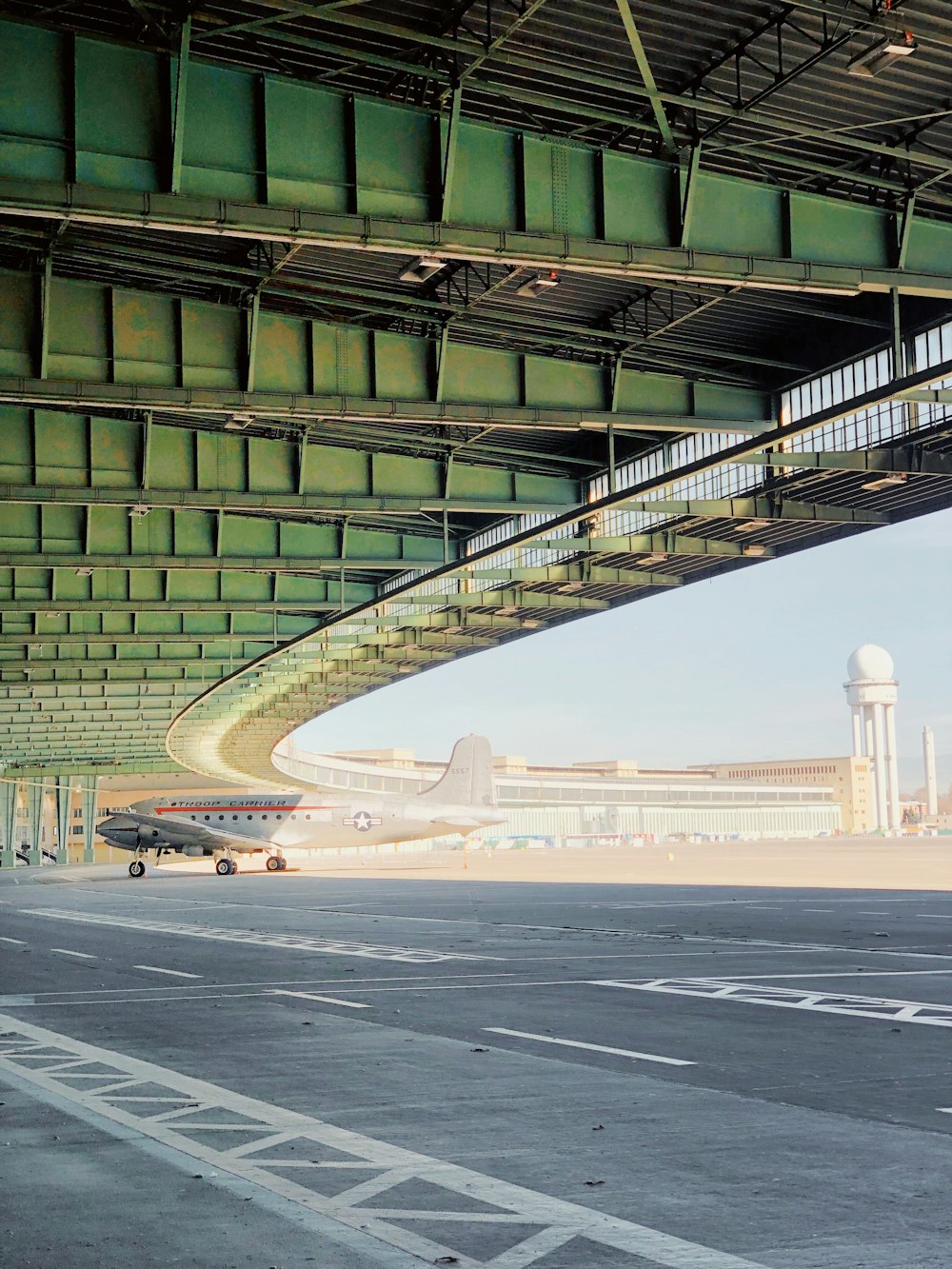 Flugzeug unter grüner Decke