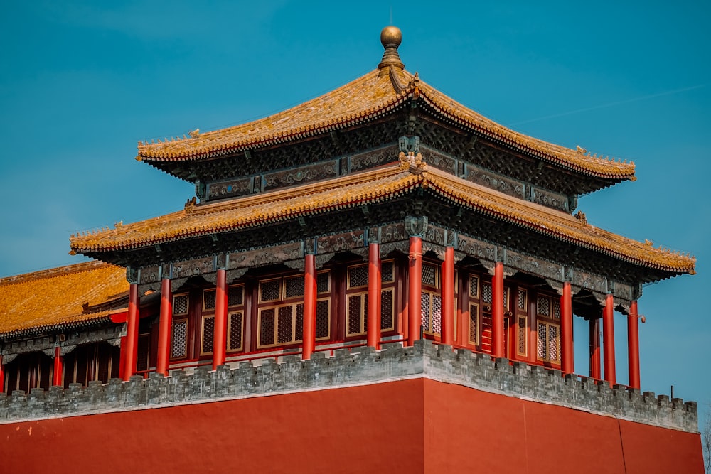 Templo marrón y rojo bajo el cielo azul durante el día