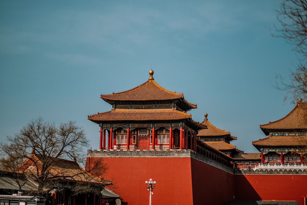 Templo naranja bajo el cielo azul durante el día