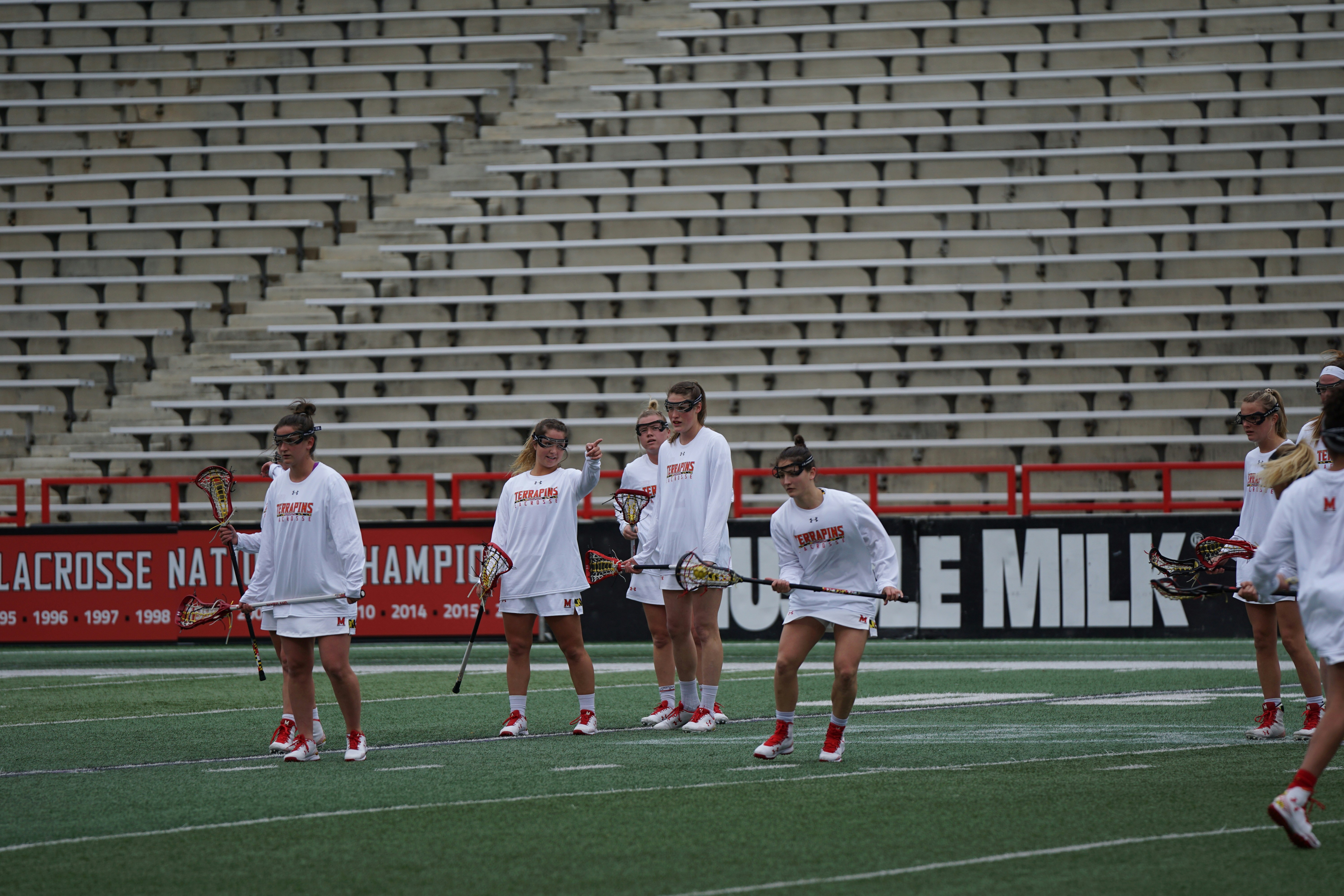 Wanita bermain game lacrosse
