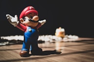 Super Mario figurine on brown surface by Cláudio Luiz Castro (@claudiolcastro)
