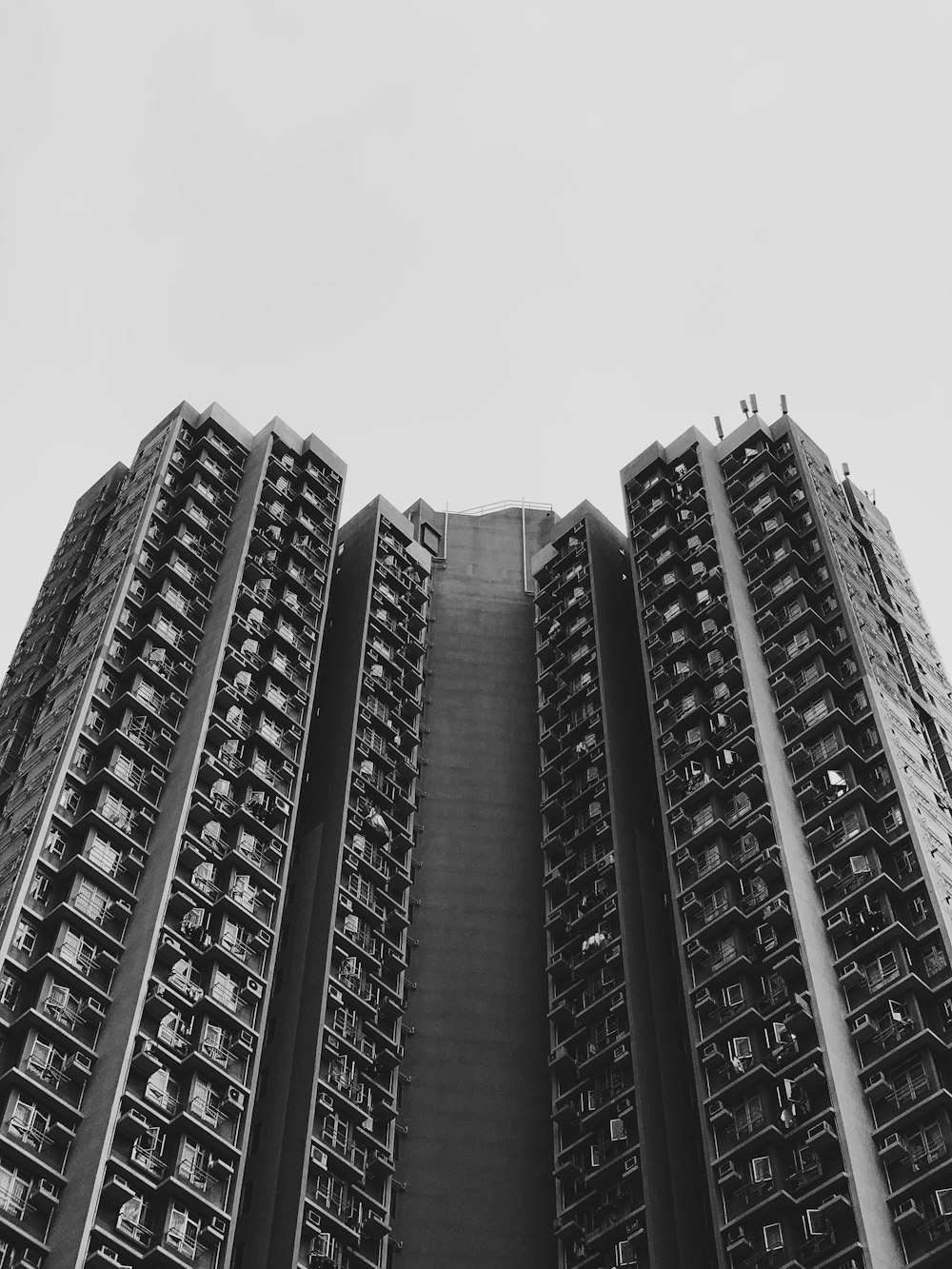 foto de baixo ângulo de edifícios altos