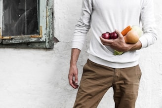 hombre parado sosteniendo alimentos