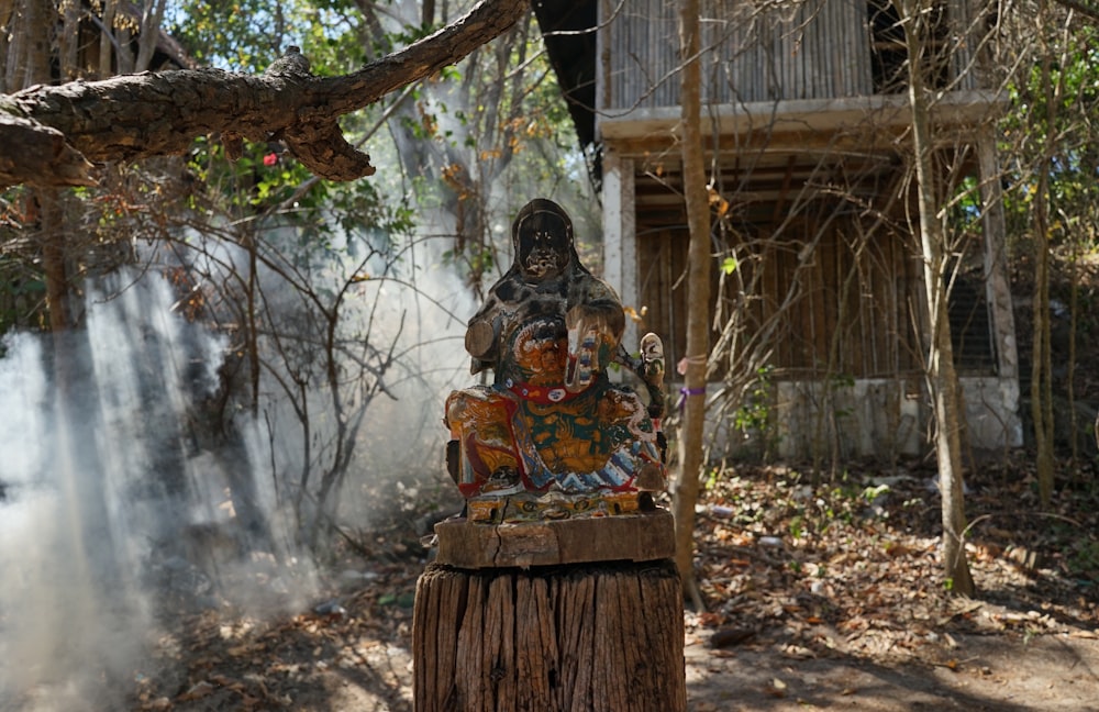 gray and yellow deity statue