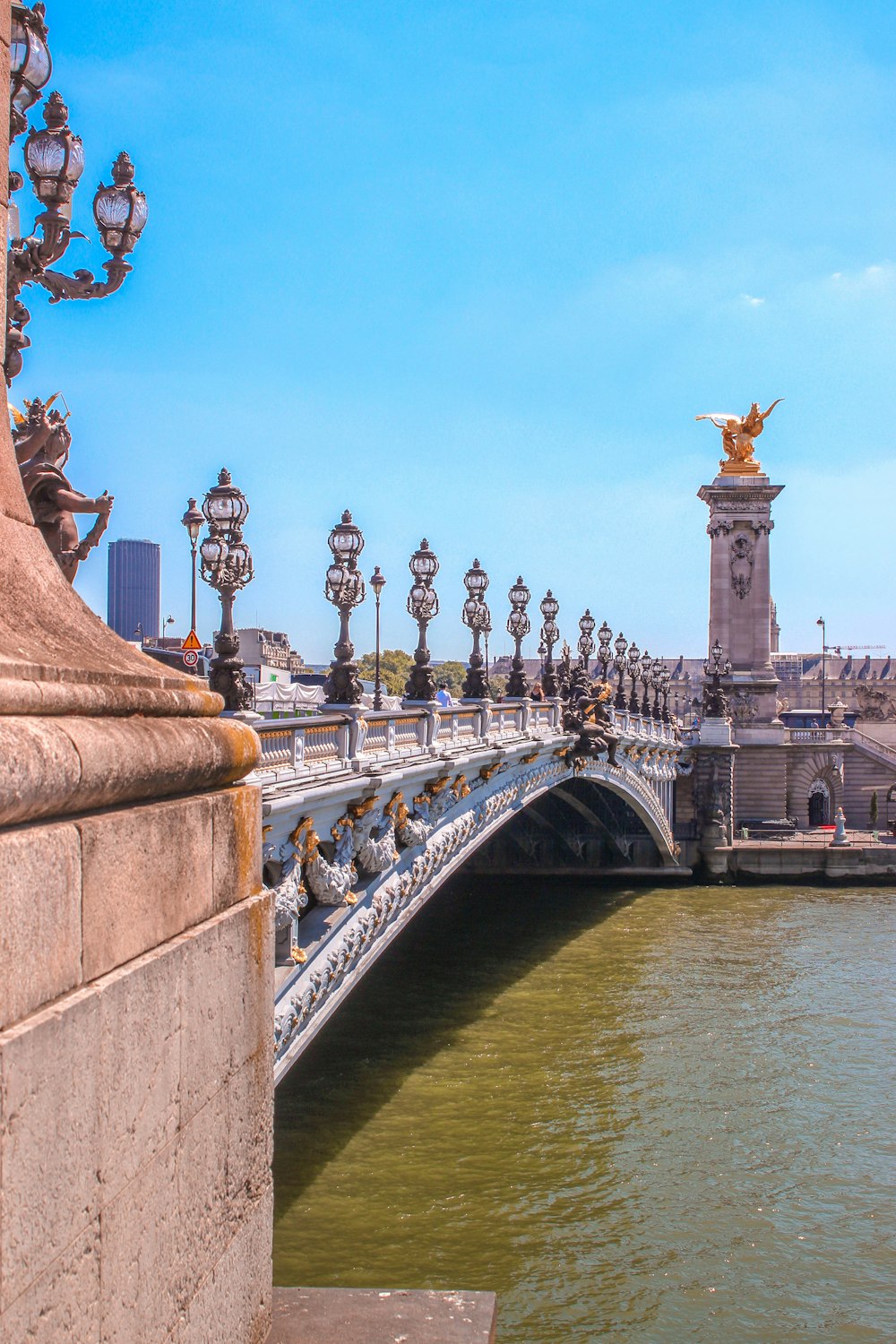 Puente de hormigón gris