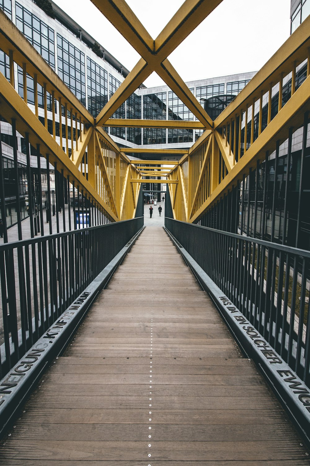 Puente de madera marrón