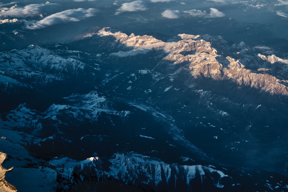 photo aérienne de montagnes