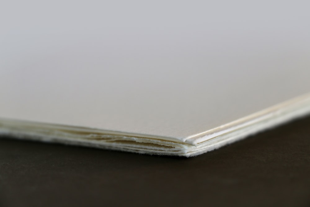 eine Nahaufnahme eines Blattes Papier auf einem Tisch