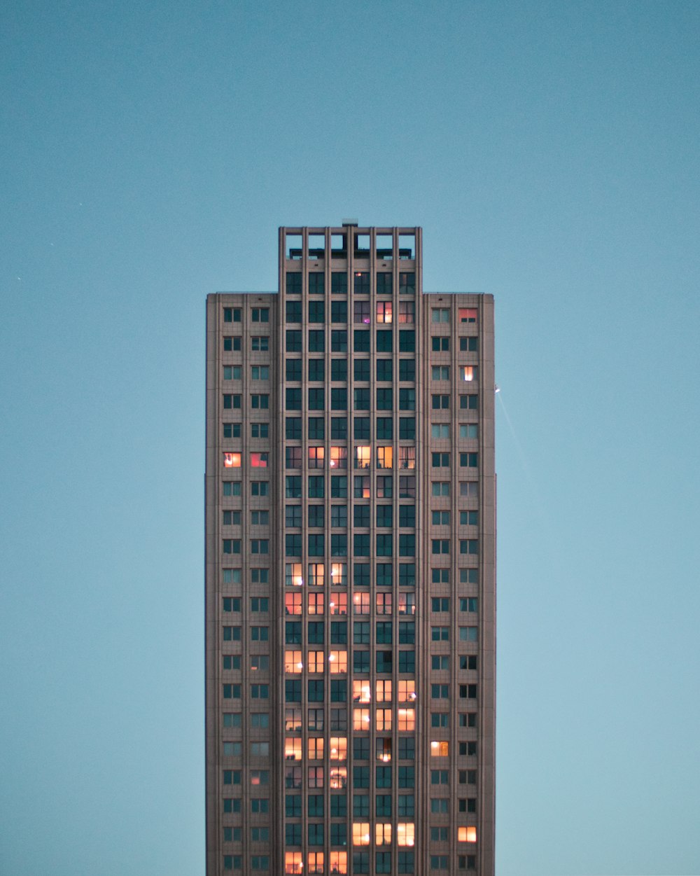 edifício alto de concreto cinza