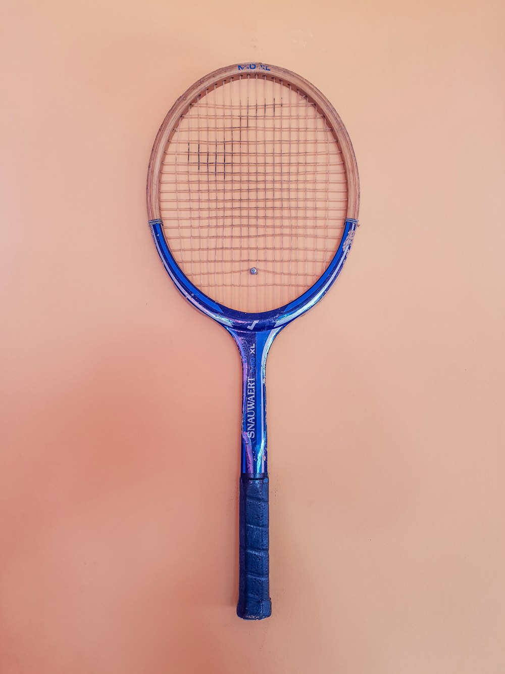 raqueta de tenis azul y marrón