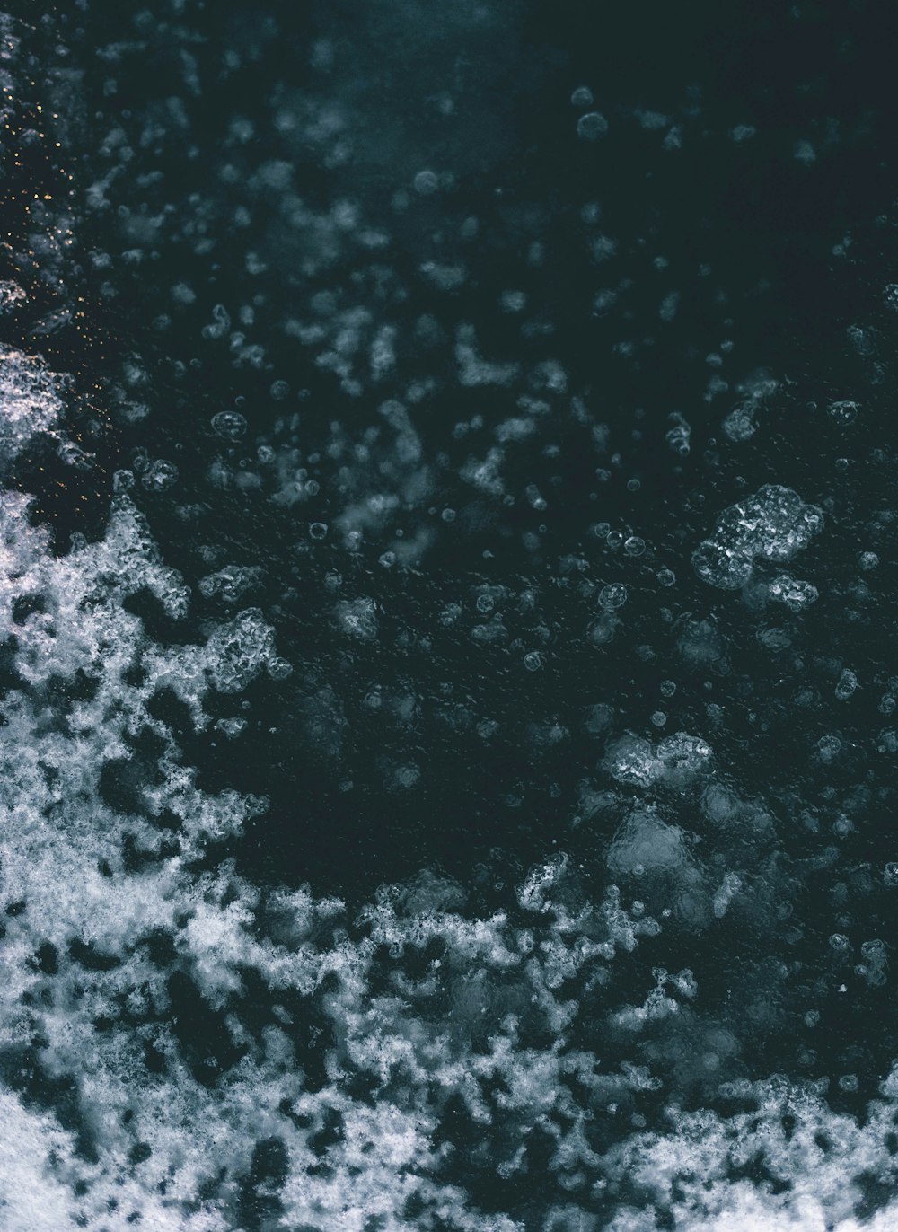 une photo en noir et blanc de l’eau