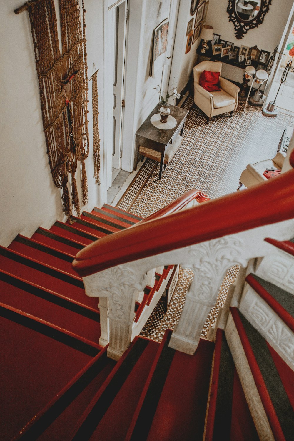 Escaleras de madera rojas y blancas