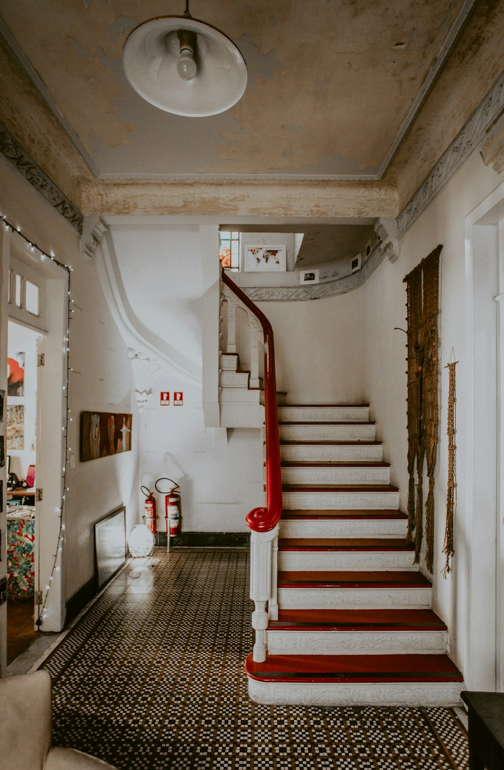 weiße und rote Treppe