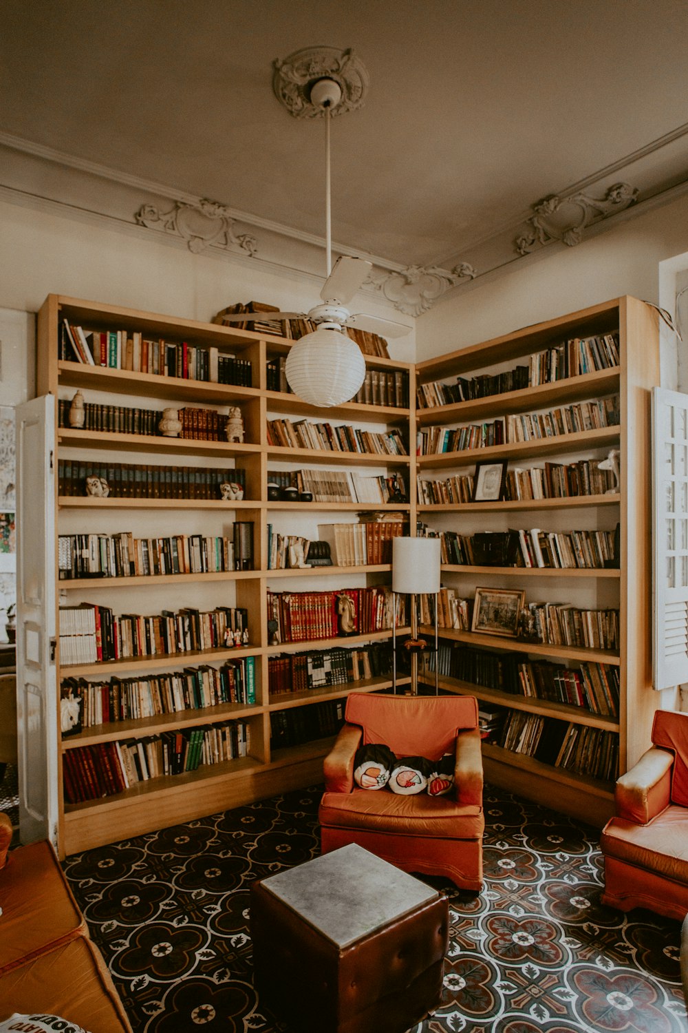 Interior De Biblioteca Con Muchos Libros Y Grandes Estantes De Pared Con  Libros, Ai Generativo Fotos, retratos, imágenes y fotografía de archivo  libres de derecho. Image 198764761